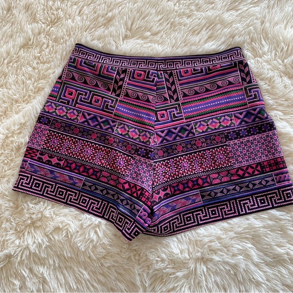 BlackMilk Pop Pompeii Cuffed Shorts - Picture 2 of 3